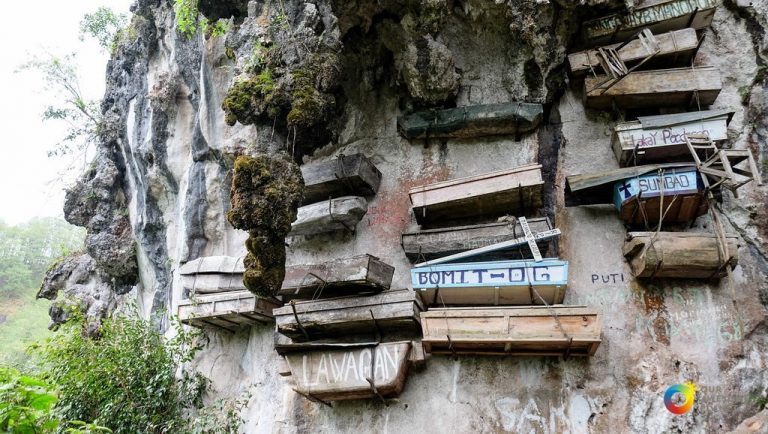 7 Tradisi Pemakaman Teraneh di Seluruh Dunia | Pasti Bikin Merinding!