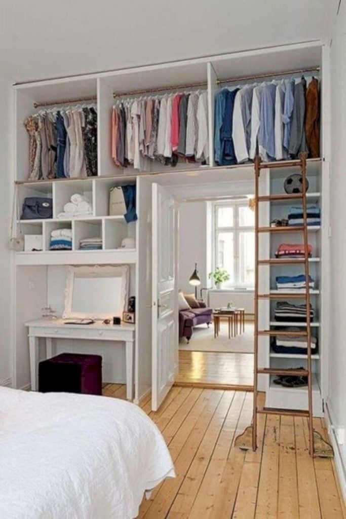 kamar tidur kecil dengan lemari tanpa pintu