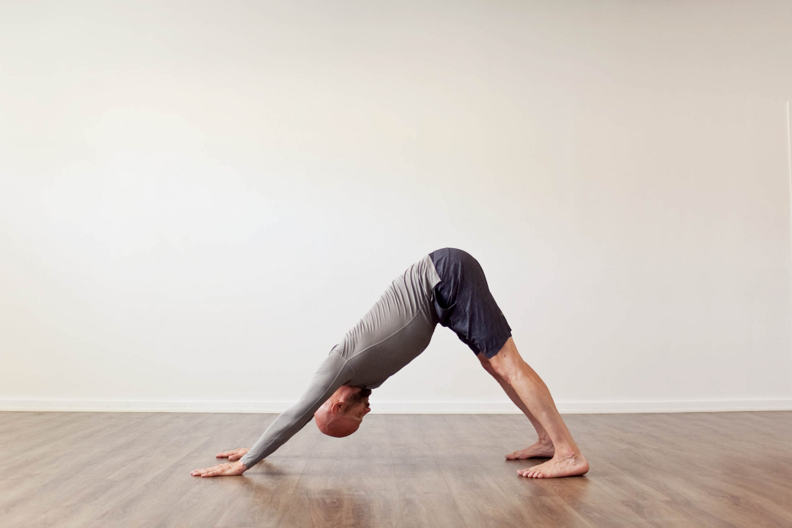 gerakan downward facing dog