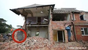 Niat Merobohkan Rumah Bobrok, Pria Ini Malah Dapat Harta Karun Senilai Rp900 Juta. Isinya Bikin Kaget!