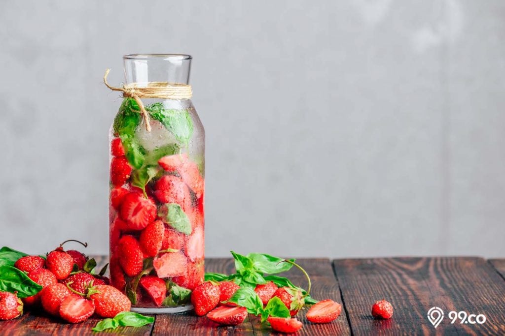 cara membuat infused water stroberi