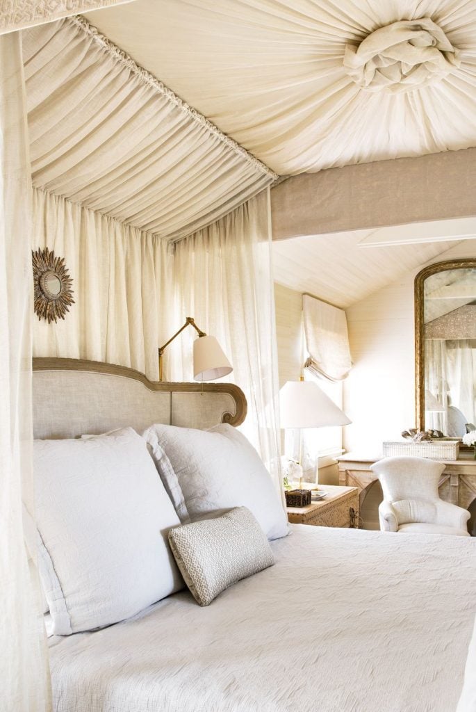 kamar tidur bernuansa monokrom