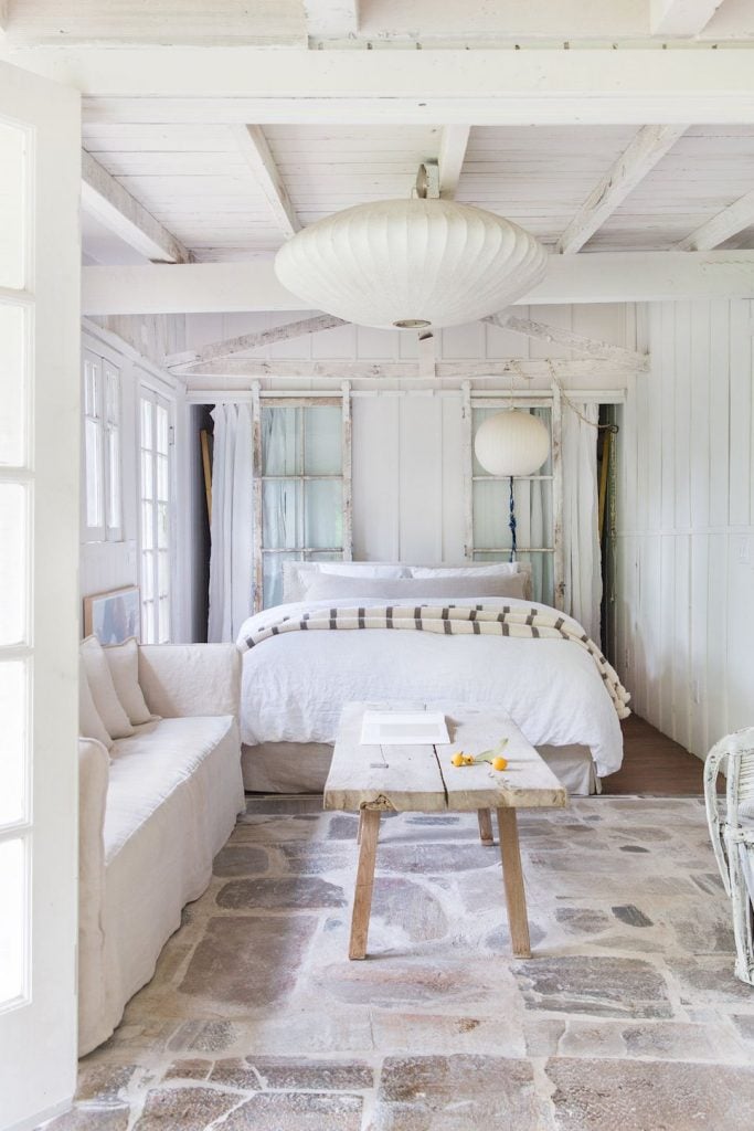 kamar shabby chic warna putih