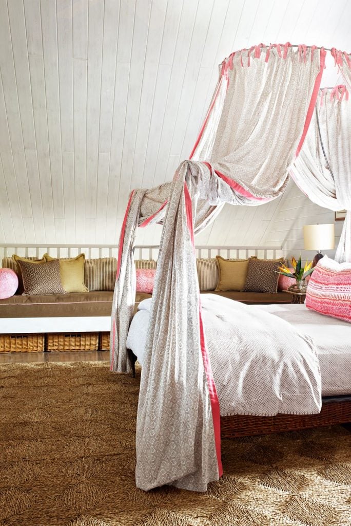 penggunaan tirai privasi di kamar tidur