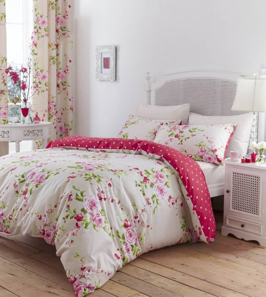 kamar tidur shabby chic dengan nuansa bunga