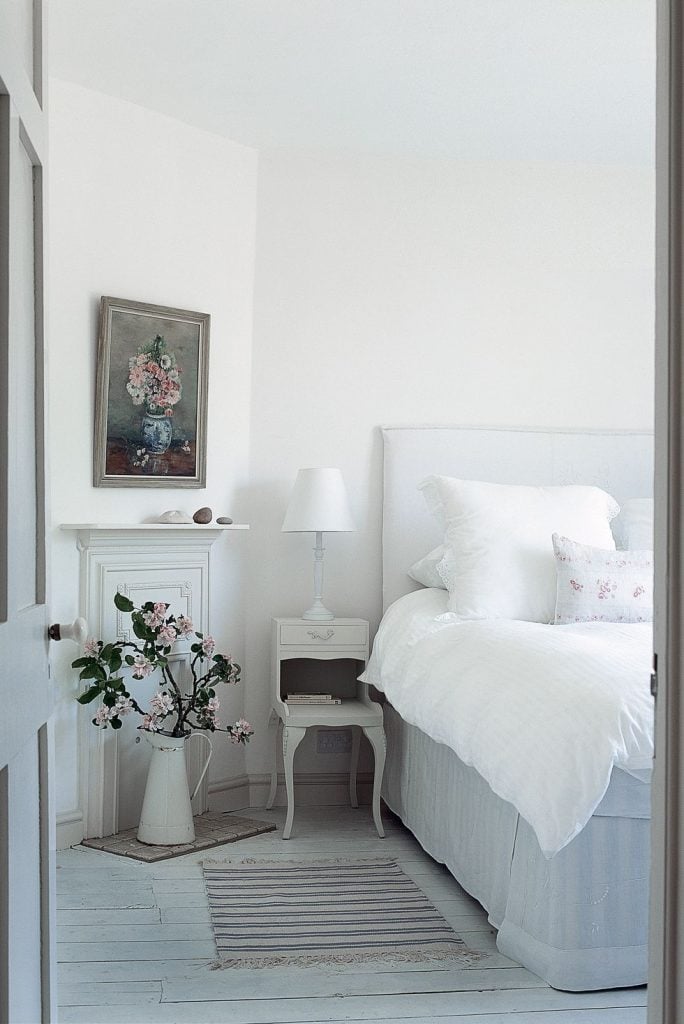 kamar tidur dengan warna pastel