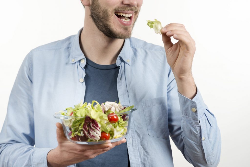 pria sehat makan salad