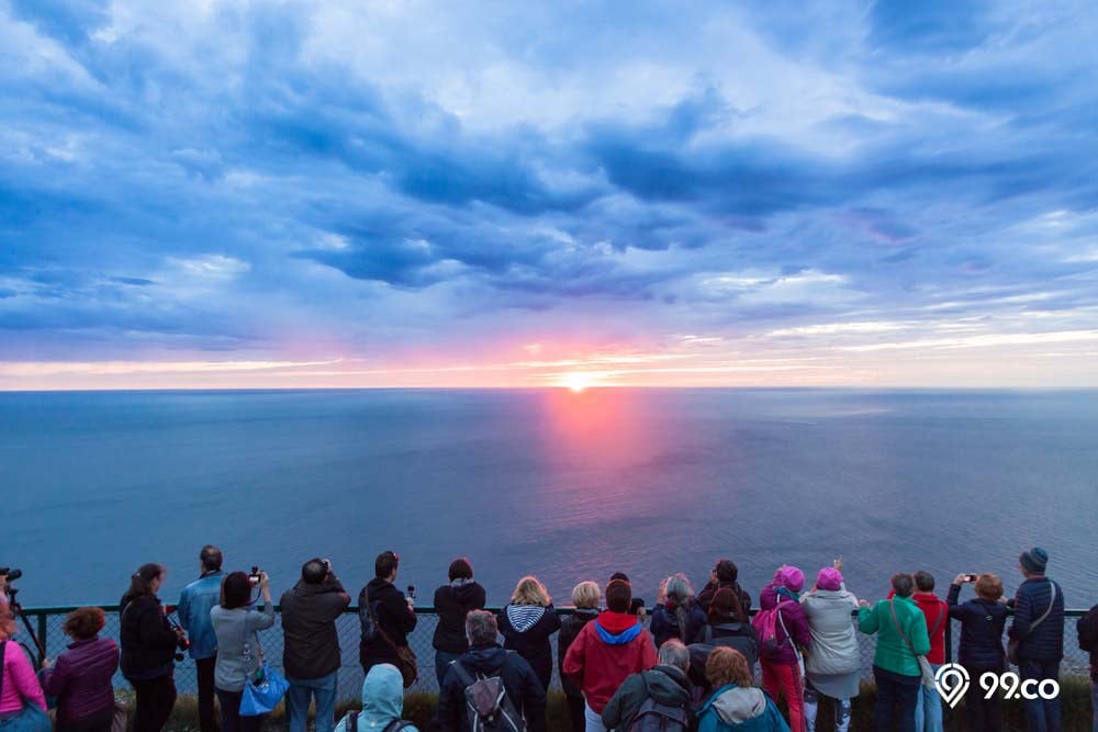 menikmati midnight sun