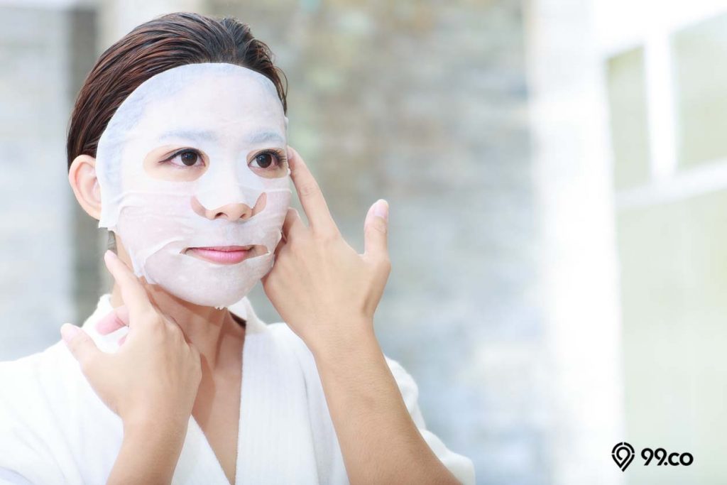 wanita memakai masker