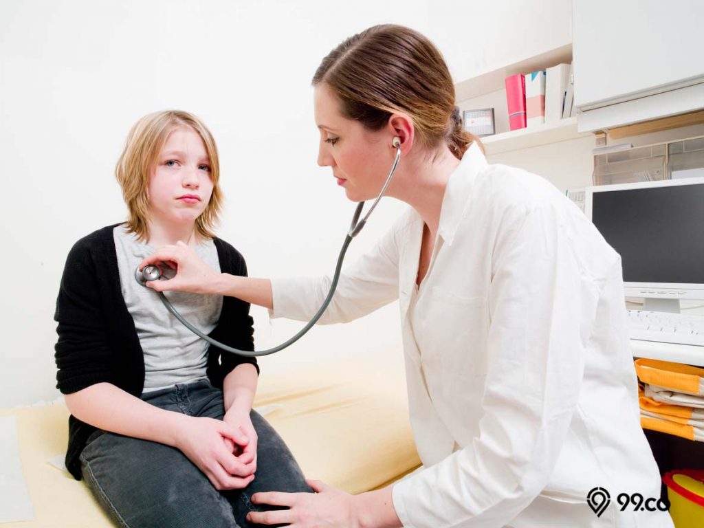 memeriksakan diri ke dokter