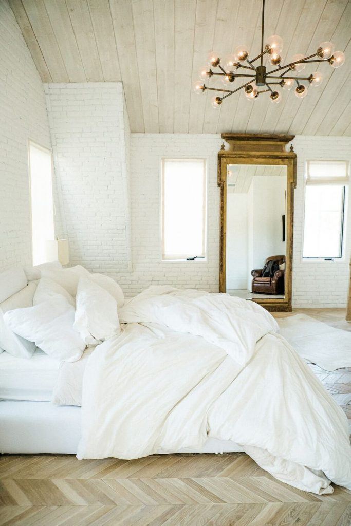 kamar minimalis berwarna putih polos