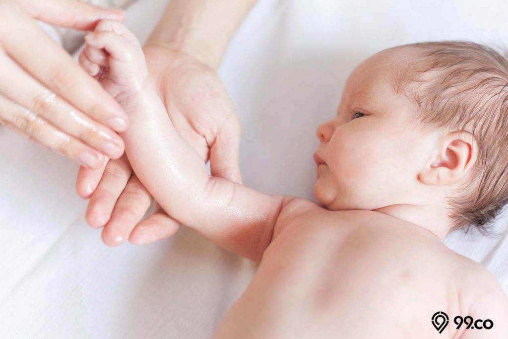 pijat bayi di tangan