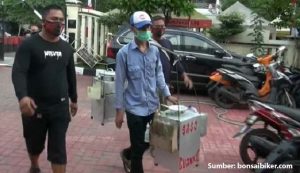 ritual aneh pedagang