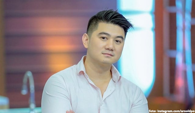 7 Potret Rumah Chef Arnold yang Serba Putih. Dapurnya Senyaman Apa, sih?