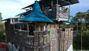 rumah dari botol plastik
