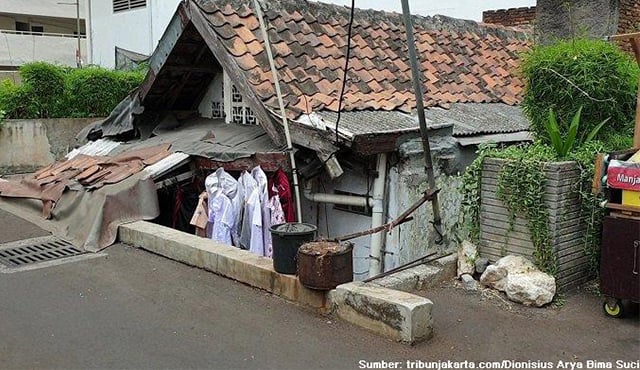 rumah reyot di tengah apartemen