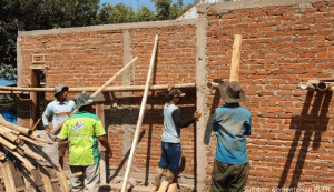 kuli bangunan rumah