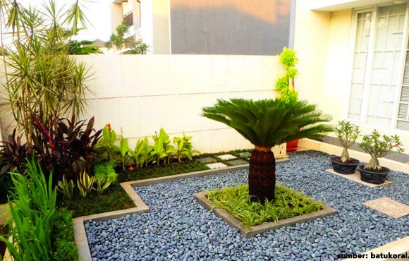 taman kecil depan rumah