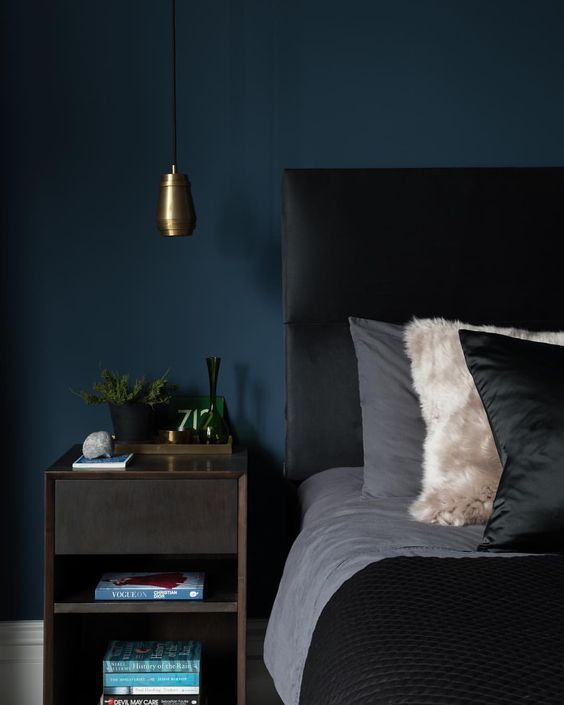 warna cat kamar biru tua yang menenangkan