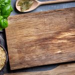 cara membersihkan talenan kayu